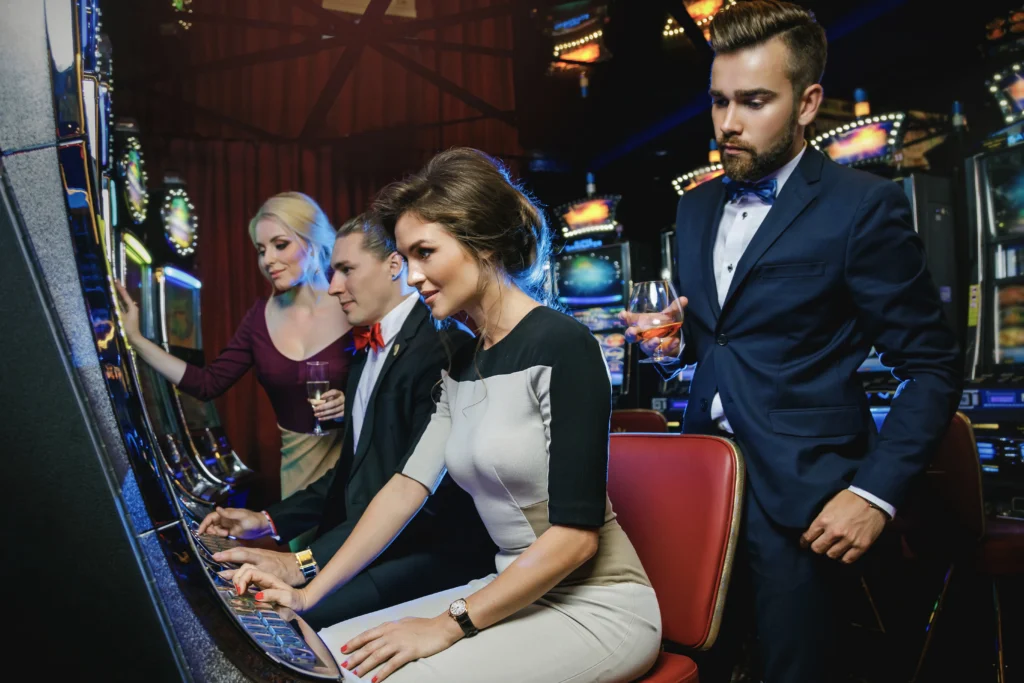 Slot gépeknél játszó emberek, kaszinó fogalmak és szótár illusztrációja