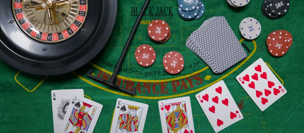 Kártyák és zsetonok a kaszinóasztalon, online blackjack szabályok témájához