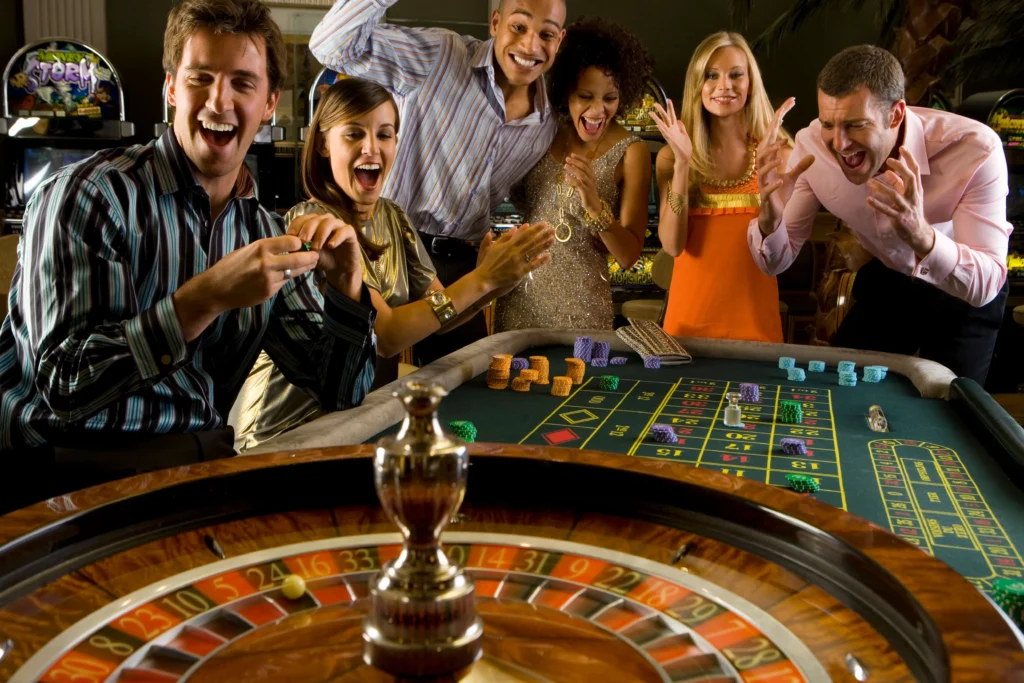 Játékosok figyelik a rulettet, a progresszív jackpot és nagy nyeremény témájához