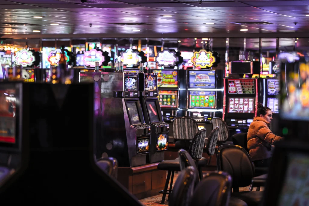Nyerőgépek sora kaszinóban, slot szolgáltatók és fejlesztők témájához